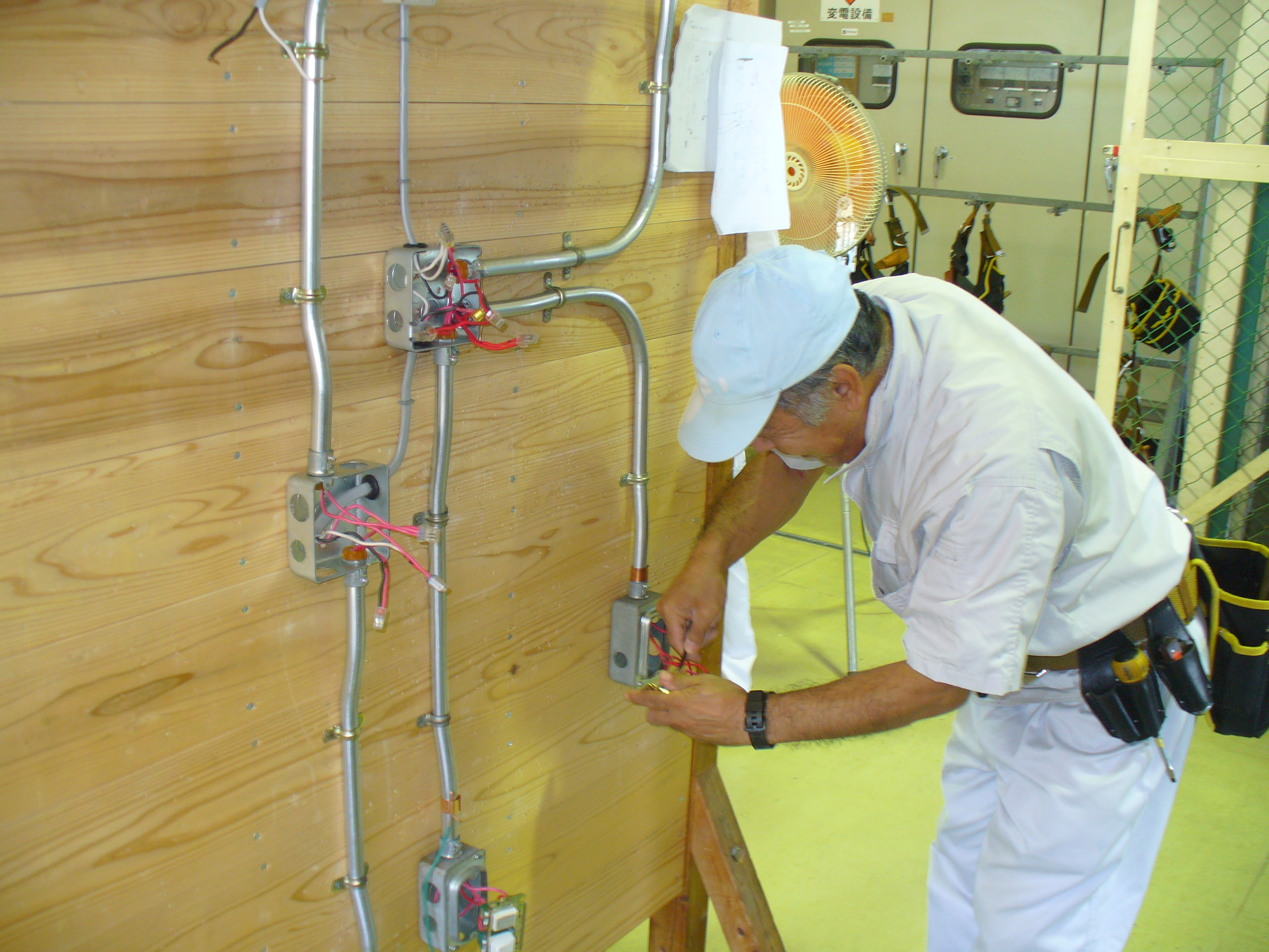 金属製電線管による電気工事実習の画像