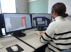 パソコンで3CADを操作する女性の写真